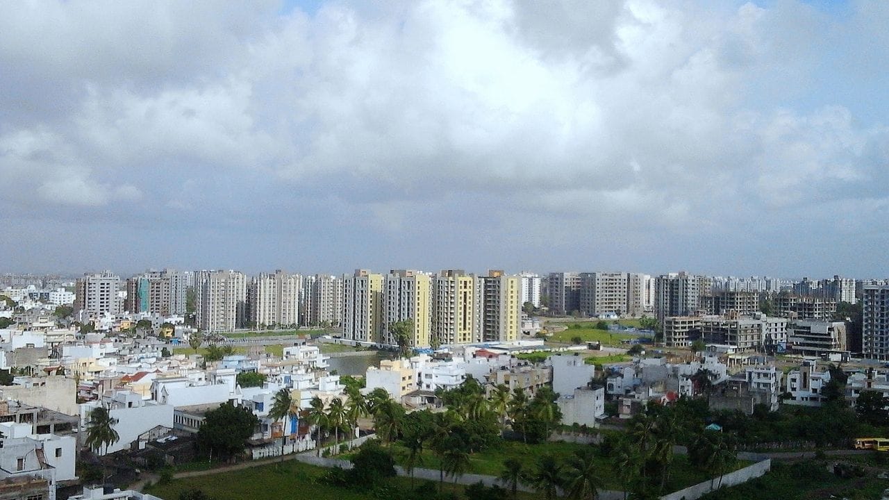 ગુજરાતમાં વડોદરા, અમદાવાદ અને સુરત ટોપ 10 સુરક્ષિત ભારતીય શહેરોની યાદીમાં સ્થાન ધરાવે છે. વડોદરાનો સેફ્ટી સ્કોર 69.2, અમદાવાદનો 68.2 અને સુરતનો 66.6 નોંધાયો છે.