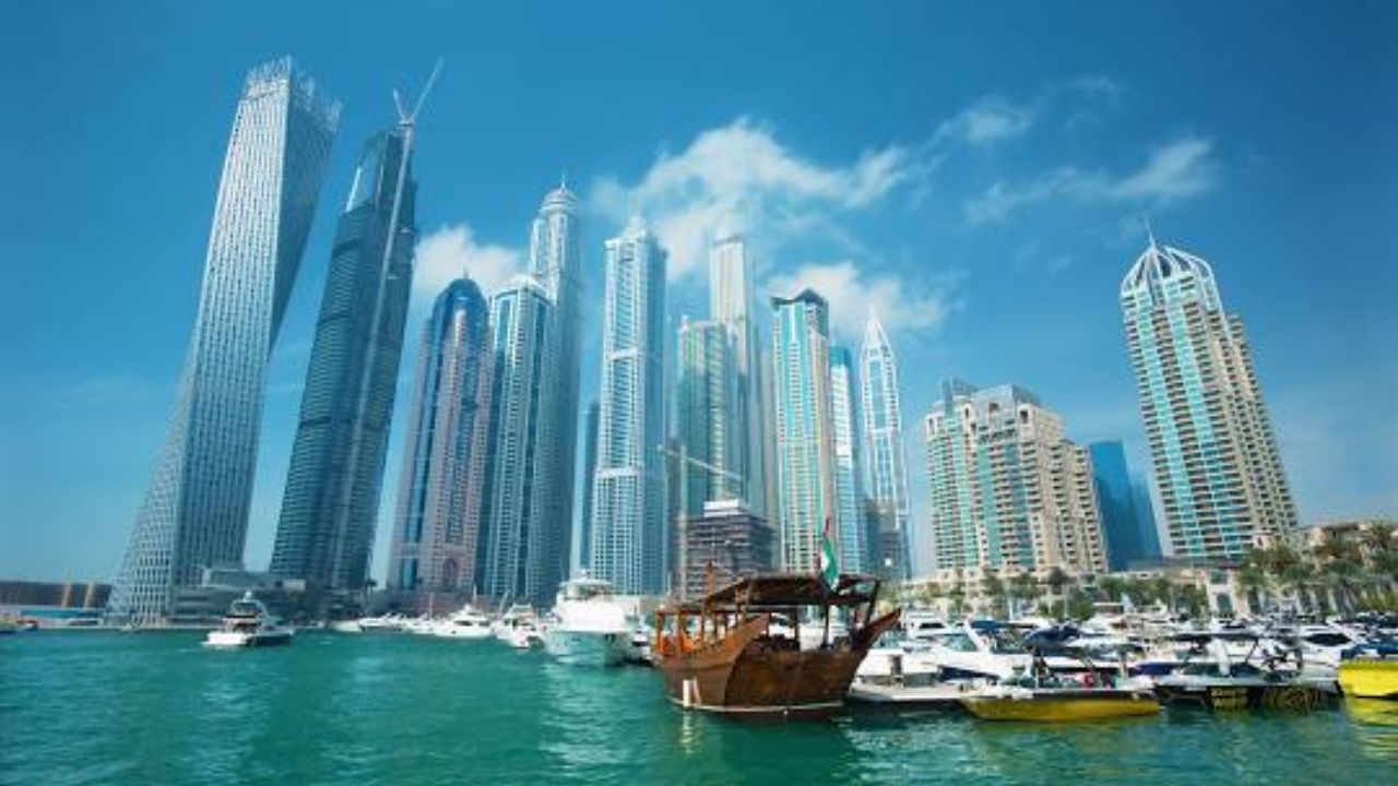 મધ્ય પૂર્વના અનેક શહેરોએ પોતાની સુરક્ષા અને સ્થિરતા માટે વૈશ્વિક માન્યતા મેળવી છે. વિશ્વના ટોપ 10 સુરક્ષિત શહેરોમાં પાંચ શહેરો મધ્ય પૂર્વના છે. યાદીમાં પ્રથમ ક્રમે છે યુનાઇટેડ આરબ અમીરાતની રાજધાની અબુ ધાબી, જેને 88.8 નો સેફ્ટી સ્કોર મળ્યો છે અને સતત નવમાં વર્ષે વિશ્વનું સૌથી સુરક્ષિત શહેર બન્યું છે. દેશ સ્તરે UAE બીજા ક્રમે છે.