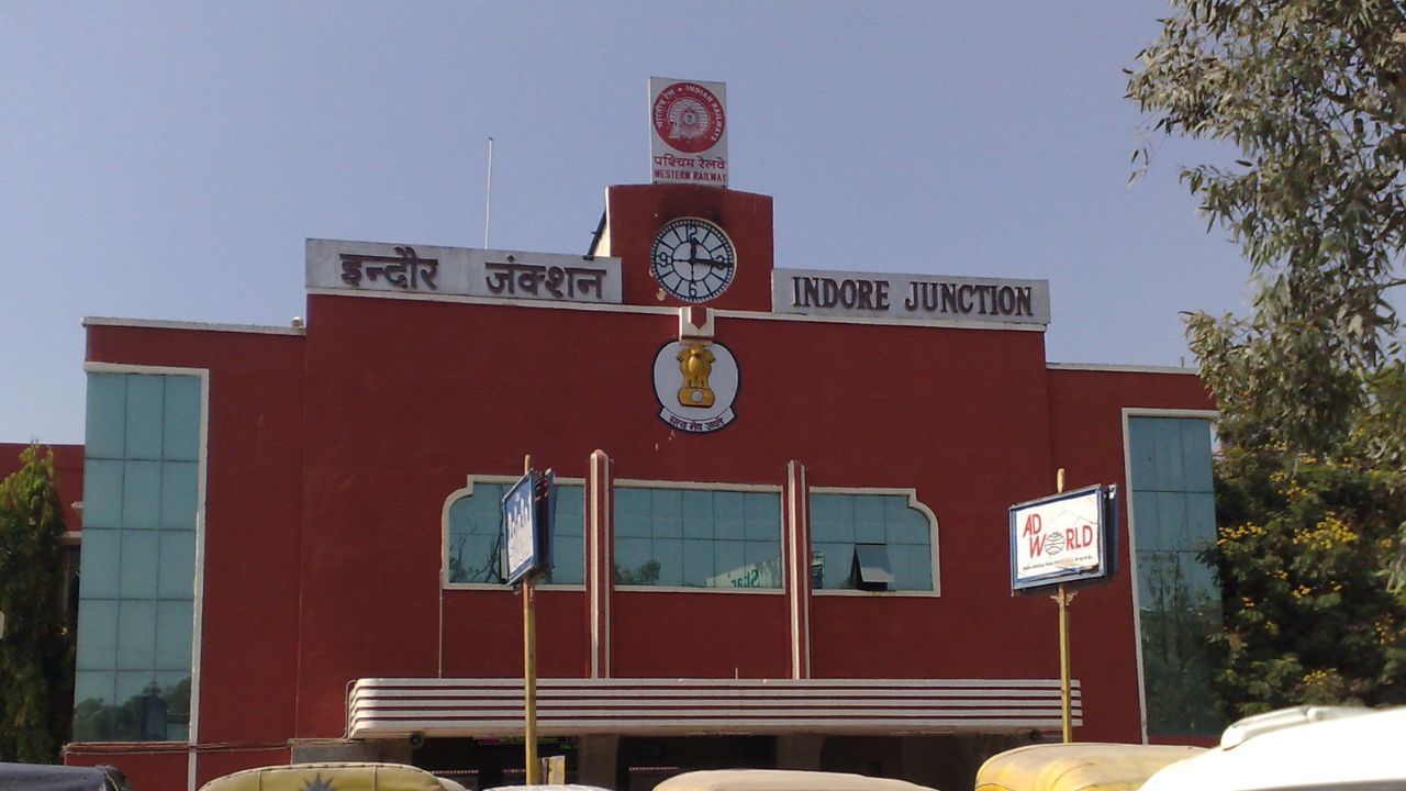 1818માં ત્રીજા અંગ્રેજ-મરાઠા યુદ્ધ પછી, ઇન્દોર બ્રિટિશ સંરક્ષણ હેઠળ આવ્યું. હોલકરો પાસે આંતરિક શાસનનો અધિકાર રહ્યો, પરંતુ વિદેશ નીતિ અને સૈન્ય બ્રિટિશના કબજામાં હતું. ઇન્દોરમાં બ્રિટિશ સમયગાળા દરમિયાન આધુનિક પ્રશાસન, રેલવે અને ન્યાયવ્યવસ્થા વિકસાવી. (Credits: - Wikipedia)