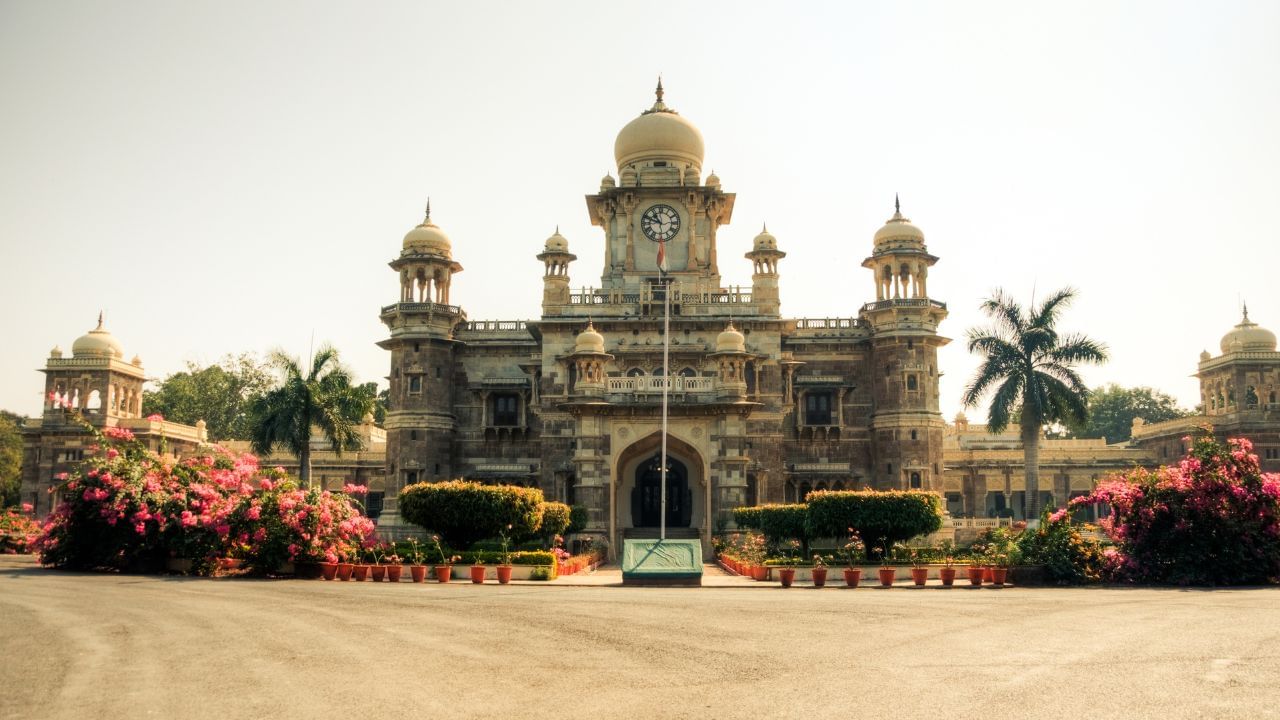 સન 1715માં મરાઠા સેનાએ આ વિસ્તાર પર આક્રમણ કર્યું અને કમ્પેલ ખાતેના મુઘલ અધિકારી પાસેથી કરની માંગણી કરી. આ દબાણને કારણે અધિકારી ઉજ્જૈન ભાગી ગયા, જ્યારે સ્થાનિક જમીનદારો મરાઠાઓને કર ચુકવવા તૈયાર થયા. તે સમયે મુખ્ય જમીનદાર નંદલાલ ચૌધરીએ મરાઠાઓને અંદાજે 25,000 રૂપિયાનો કર આપ્યો હતો. બાદમાં, માલવાના મુઘલ સુબેદાર જયસિંહ બીજા 8 મે 1715ના રોજ કમ્પેલ પહોંચ્યા અને ગામ નજીક થયેલા યુદ્ધમાં મરાઠાઓને પરાજિત કર્યા. જોકે, શરૂઆતના વિજય પછી પણ મરાઠાઓએ હાર ન માની. 1716ની શરૂઆતમાં તેઓ ફરી પાછા આવ્યા, 1717માં કમ્પેલ પર ફરી હુમલો કર્યો, અને માર્ચ 1718માં સંતાજી ભોંસલેના નેતૃત્વ હેઠળ એક વધુ મોટું આક્રમણ કર્યું. પરંતુ આ વખતે તેમનો પ્રયાસ નિષ્ફળ રહ્યો. (Credits: - Wikipedia)