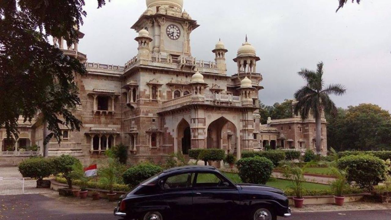 ગુપ્ત સામ્રાજ્યકાળના શિલાલેખોમાં ઈન્દોરનો ઉલ્લેખ "ઇન્દ્રપુરા" તરીકે કરવામાં આવ્યો છે. ઈ.સ. 146 ગુપ્ત યુગ (સન 465)ના કોપર પ્લેટ શિલાલેખમાં આ નગરનો સ્પષ્ટ ઉલ્લેખ જોવા મળે છે. તે સમયના દસ્તાવેજોમાં જણાવાયું છે કે ઇન્દ્રપુરા તે સમયે તેના સૂર્ય મંદિર માટે પ્રસિદ્ધ હતું. ઈ.સ. 464-65 દરમિયાન ગુપ્ત વંશના રાજા સ્કંદગુપ્તે આ મંદિરની નિરંતર સંભાળ માટે દાન આપ્યું હતું. આ પ્રસિદ્ધ સૂર્ય મંદિરનું નિર્માણ શહેરના બે વેપારીઓ અચલવર્મન અને ભૃકુન્ઠસિંહ દ્વારા કરવામાં આવ્યું હતું. (Credits: - Wikipedia)