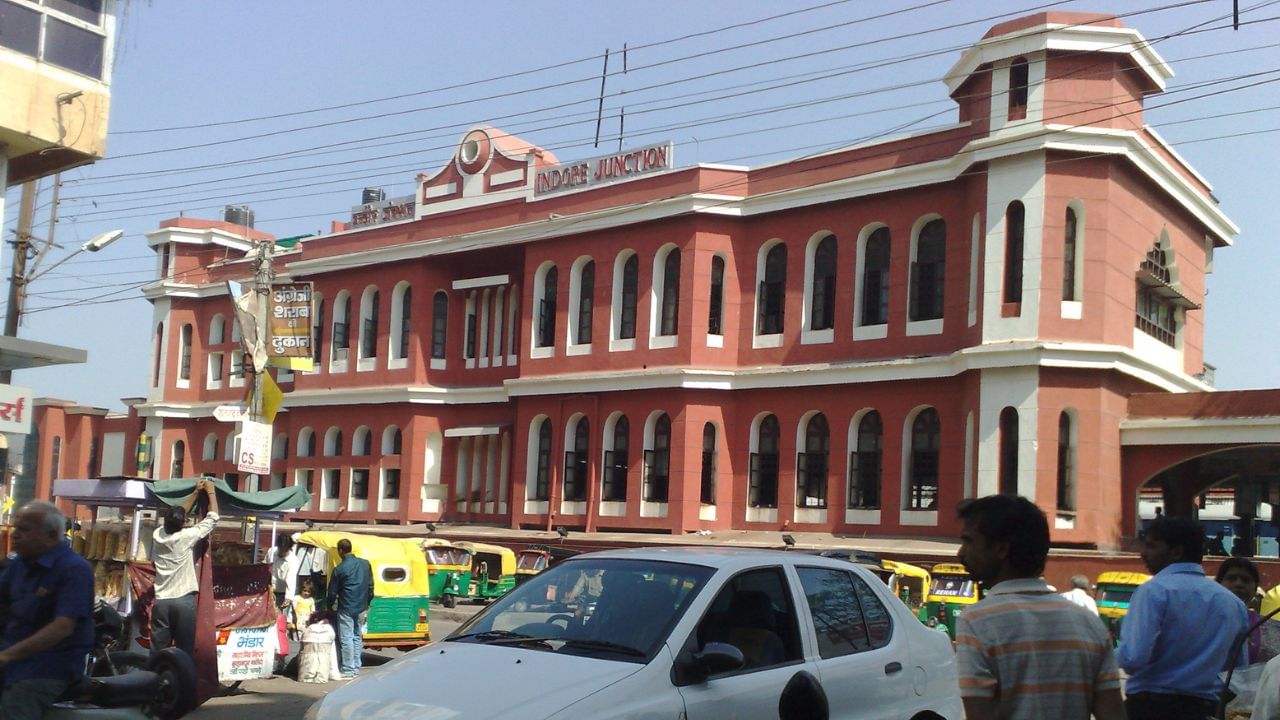 ભારતને 1947માં સ્વતંત્રતા મળ્યા પછી હોલકર રાજ્ય સહિત આસપાસના અન્ય રજવાડાઓ ભારતીય સંઘ સાથે જોડાયા. ત્યારબાદ 1 નવેમ્બર 1956ના રોજ મધ્ય ભારતનું મધ્ય પ્રદેશમાં વિલિનીકરણ થયું, જેના પરિણામે ઇન્દોર પણ આ રાજ્યનો હિસ્સો બની ગયું. ( આ માહિતી વિવિધ ઐતિહાસિક તથ્યો અને સંશોધનો પર આધારિત છે. વિગતવાર માહિતી માટે, ઇતિહાસના પ્રમાણભૂત ગ્રંથો અને સંશોધનોનો અભ્યાસ કરવો ઉચિત રહેશે.) (Credits: - Wikipedia)