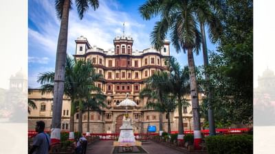 ગુપ્તકાલીન શિલાલેખોમાં ઈન્દોરને "ઇન્દ્રપુરા" તરીકે ઓળખવામાં આવતું હતું. માન્યતા મુજબ, આ શહેરનું નામ અહીં આવેલા ઇન્દ્રેશ્વર મહાદેવ મંદિરમાંથી પ્રેરિત છે, જ્યાં ભગવાન શિવની આરાધના કરવામાં આવે છે. લોકવાયકા પ્રમાણે દેવરાજ ઇન્દ્રે આ સ્થળે તપસ્યા કરી હતી અને ઋષિ સ્વામી ઇન્દ્રપુરીને મંદિર સ્થાપન માટે પ્રેરિત કર્યા હતા. સમય જતાં, મરાઠા શાસક હોલકર વંશના તુકોજીરાવ હોલકરે આ મંદિરમાં જીર્ણોદ્ધાર કરાવ્યો. ઐતિહાસિક દસ્તાવેજો મુજબ ઈન્દોરને અગાઉ "ઇન્દુર" નામથી પણ ઓળખવામાં આવતું હતું. (Credits: - Wikipedia)