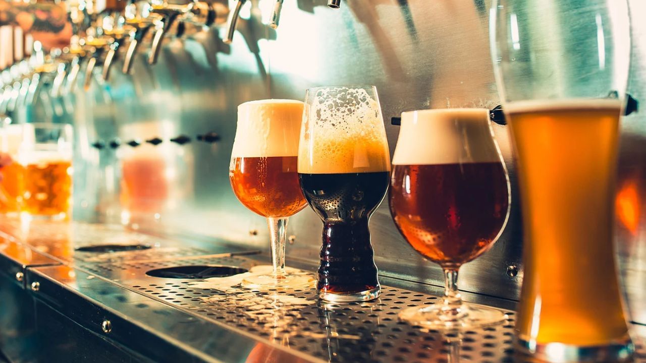 દારૂ અને ઠંડા પીણાં: ઘણા લોકો માને છે કે દારૂ ઊંઘ લાવે છે, પરંતુ તે ગાઢ ઊંઘના ચક્રને તોડે છે. બીજી બાજુ ઠંડા પીણાંમાં હાજર કેફીન અને સુગર ઊંઘ બગાડે છે.