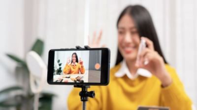 ઇન્સ્ટાગ્રામે તેના લાઇવ-સ્ટ્રીમિંગ ફીચરમાં મોટો ફેરફાર કર્યો છે. હવે ફક્ત તે જ યુઝર્સ લાઇવ થઈ શકશે જેમના ઓછામાં ઓછા 1,000 ફોલોઅર્સ હોય. ભારતમાં તાજેતરમાં લોન્ચ થયેલા નવા DM અને બ્લોકિંગ ફીચર પછી આ નવી નીતિ લાગુ કરવામાં આવી છે.