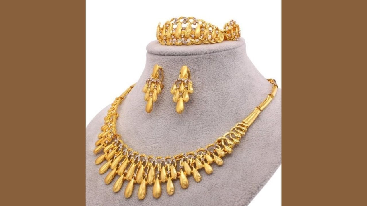 આ પ્રક્રિયા હેઠળ વિદેશ જતી વખતે મુસાફરે પ્રસ્થાન ટર્મિનલમાં સ્થિત કસ્ટમ્સ ઓફિસમાં પોતાના પર્સનલ ઘરેણાં જાહેર કરવા પડશે. ઘોષણા દરમિયાન મુસાફરે એક ફોર્મ ભરવાનું રહેશે, જેમાં વ્યક્તિગત ઘરેણાં સંબંધિત સંપૂર્ણ માહિતી આપવામાં આવશે. મંજૂરી આપનારા દ્વારા ચકાસણી કર્યા પછી આ ફોર્મની પ્રમાણિત નકલ મુસાફરને આપવામાં આવશે.