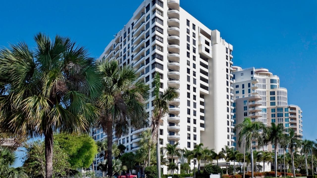 જો તમે શિખાઉ છો અને રિયલ એસ્ટેટમાં પૈસા રોકાણ કરવા માંગો છો, પરંતુ તમારી પાસે પૂરતા ભંડોળ નથી, તો તમારે નિરાશ થવાની જરૂર નથી. તમે ઓછા પૈસામાં પણ રિયલ એસ્ટેટમાં રોકાણ કરી શકો છો. REITs આ માટે એક સારો વિકલ્પ સાબિત થઈ શકે છે.