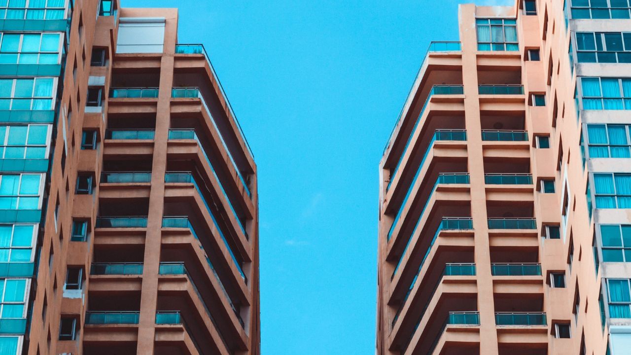 ભારતમાં ચાર મુખ્ય REIT છે. આમાં એમ્બેસી ઓફિસ પાર્ક્સ, માઇન્ડસ્પેસ બિઝનેસ પાર્ક્સ, નેક્સસ સિલેક્ટ ટ્રસ્ટ અને બ્રુકફિલ્ડ ઇન્ડિયાનો સમાવેશ થાય છે. તેઓ બેંગલુરુ, મુંબઈ, હૈદરાબાદ જેવા શહેરોમાં પ્રીમિયમ ઓફિસો અને મોલ્સનું સંચાલન કરે છે. તેમની પાસે ₹1,52,000 કરોડની મિલકત છે. તમે આમાંથી કોઈપણ પસંદ કરી શકો છો અને રોકાણ શરૂ કરી શકો છો.