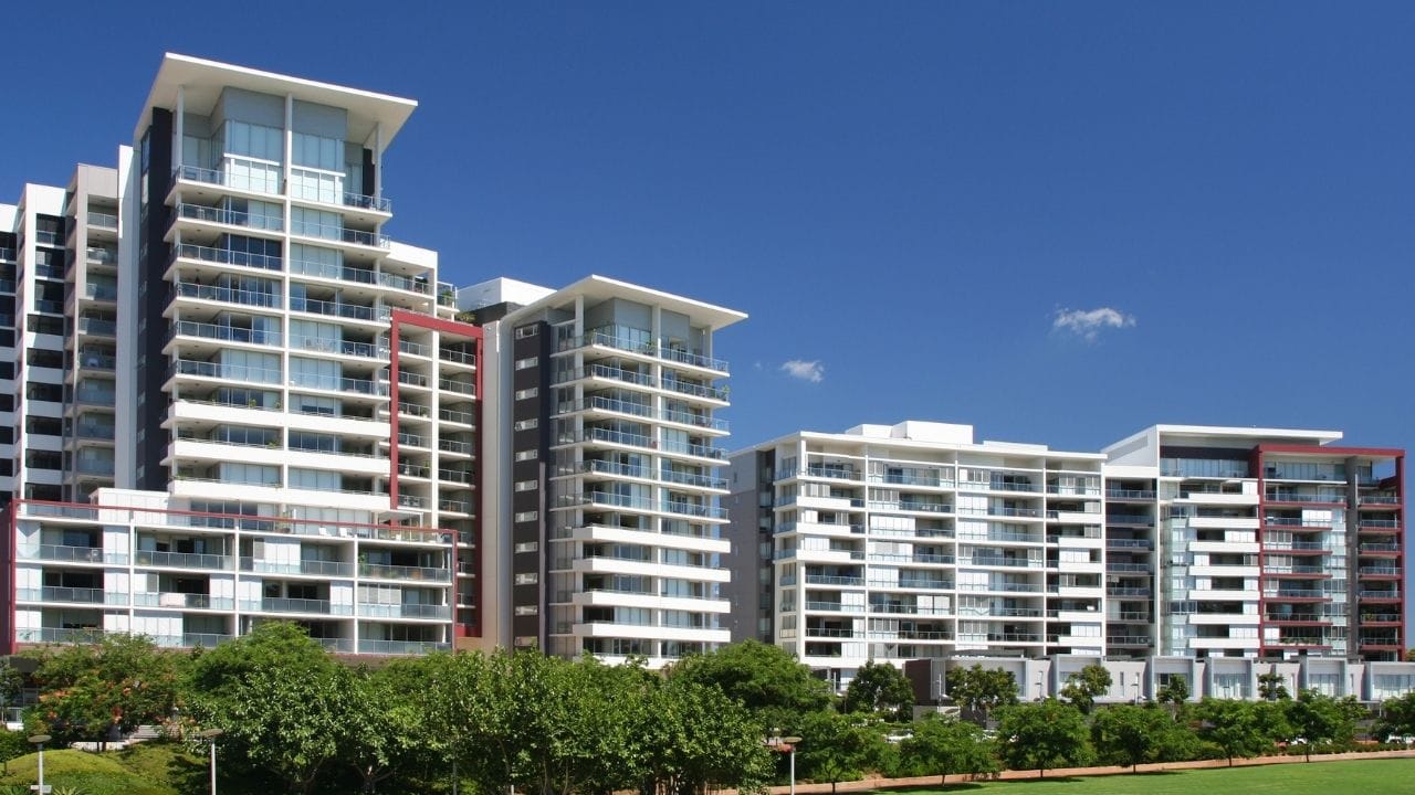 REITs એટલે કે રિયલ એસ્ટેટ ઇન્વેસ્ટમેન્ટ ટ્રસ્ટ્સ, એક એવી કંપની છે જે મોટી કોમર્શિયલ પ્રોપર્ટી ખરીદે છે અથવા બનાવે છે. તે ઓફિસ પાર્ક, શોપિંગ મોલ અને બિઝનેસ સેન્ટર જેવી પ્રોપર્ટી ભાડે આપે છે. તમે તેના યુનિટ ખરીદીને આ પ્રોપર્ટીમાં શેરહોલ્ડર બની શકો છો. આ તમને પ્રોપર્ટી ખરીદ્યા વિના ભાડાની આવક આપે છે.