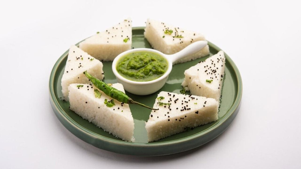 આ ઉપરાંત તમે ગુજરાતના ફેમસ ખાટા ઢોકળા, ઇન્સ્ટન્ટ પૌંઆની ઇડલી બનાવી શકો છો. આ ખાટા ઢોકળા, ઇન્સ્ટન્ટ પૌંઆની ઇડલી સાથે કોકોનટ ચટણીનું સેવન કરે છે. 