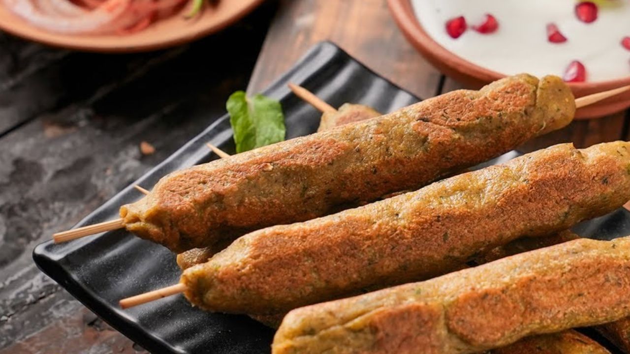 તેમજ ચણા દાળ સીક કબાબ ખાઈ શકો છો. જે ઘરે પણ સરળતાથી બનાવી શકાય છે. આ પવિત્ર સમયગાળામાં તમે કાચા કેળાના ચિપ્સ, કેળાના ભજીયા બનાવીને ખાઈ શકો છો. 