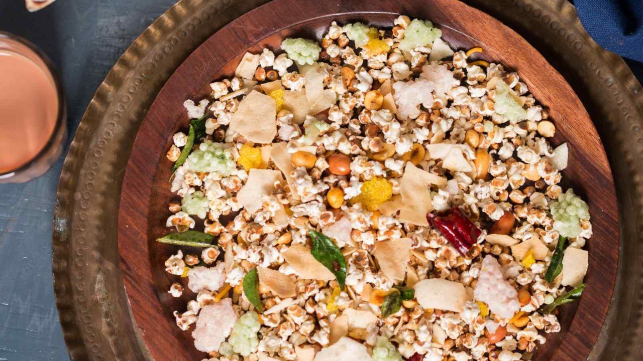 જુવાર ધાણીએ બીજો સૂકો નાસ્તો છે જે બનાવવા માટે સરળ છે. તળેલી મગફળી અને સૂકા નારિયેળના ટુકડા ખૂબ જ સારી ક્રંચ ઉમેરે છે.