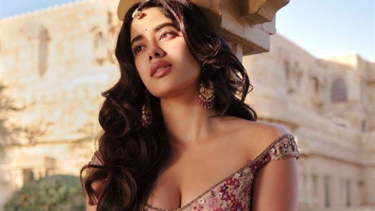 કપિલના પ્રશ્નના જવાબમાં જાહ્નવીએ કહ્યું, "મને લાગે છે કે તે સારું છે. સૌ પ્રથમ, ત્રણ મારા માટે નસીબદાર નંબર છે. અને બીજું, ઘણીવાર બે વચ્ચે ઝઘડા થાય છે. આવી સ્થિતિમાં, એકનો ટેકો જરૂરી છે. જે કોઈ બહેન હોય કે છોકરો, તે ડબલ ઢોલકી હશે. તે બંને તરફથી વગાડશે. બંનેને ટેકો મળશે. તેથી મેં ખૂબ વિચાર કર્યા પછી આ યોજના બનાવી છે."