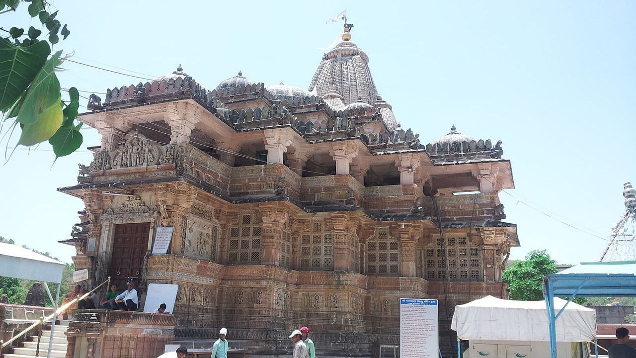 શામળાજી, બીજું એક મહત્વપૂર્ણ તીર્થસ્થળ, ભગવાન કૃષ્ણના એક સ્વરૂપને સમર્પિત છે.શામળાજી મેશ્વો નદીના કિનારા પર આવેલું છે.દર પૂનમે આ યાત્રાધામમાં હજારોની સંખ્યામાં પ્રવાસીઓ દર્શન કરવા માટે જાય છે