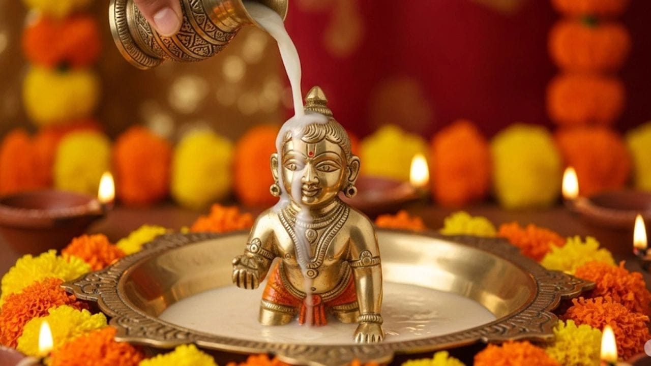 તમે ઘણીવાર જોયું હશે કે જન્માષ્ટમી પર કેટલાક લોકો કાન્હાના જન્મદિવસ પર કેક કાપીને ઉજવે છે. વૃંદાવનના પ્રેમાનંદ મહારાજે આ રિવાજ સાચો છે કે ખોટો તેની માહિતી આપી છે.