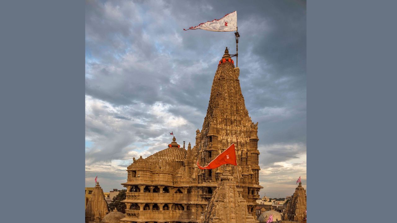 દ્વારકાએ ભગવાન કૃષ્ણ દ્વારા સ્થાપિત રાજ્ય છે અને ચાર ધામોમાંનું એક છે.તેમાં દ્વારકાધીશ મંદિર આવેલું છે, જે જન્માષ્ટમી દરમિયાન ભક્તો માટે એક મહત્વપૂર્ણ તીર્થસ્થાન છે.દ્વારકામાં જન્માષ્ટમી દરમિયાન, મંદિરમાં ખાસ પૂજા અને આરતી થાય છે, અને ભક્તો ભગવાન કૃષ્ણની પૂજા કરે છે.