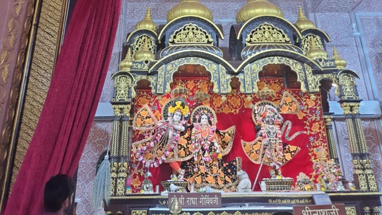 અમદાવાદનું ઇસ્કોન મંદિર ખુબ ફેમસ છે, અમદાવાદમાં આવેલું ઇસ્કોન સંસ્થાનું આ મંદિર છે. આ મંદિર રાજપથ ક્લબ નજીક આવેલું છે.અમદાવાદમાં ઇસ્કોન મંદિર ખાતે જન્માષ્ટમી મહોત્સવની ધામધુમથી ઉજવણી કરવામાં આવે છે.