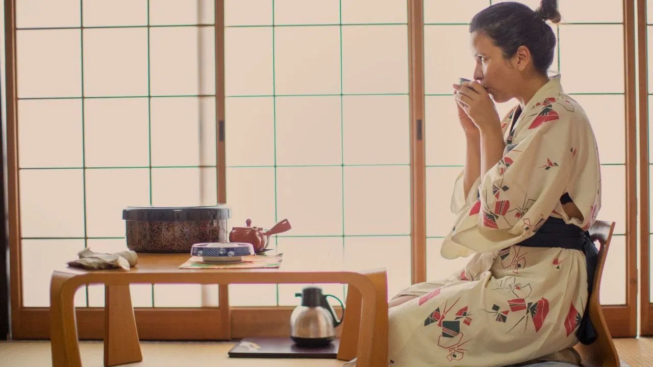 ભોજન પહેલાંની આદતો : ભારતમાં આપણે જમતા પહેલા પ્રાર્થના કરીએ છીએ અને જમ્યા પછી અન્નદેવનો આભાર માનીએ છીએ. તેવી જ રીતે, જાપાનમાં લોકો ભોજન શરૂ કરતા પહેલા 'ઇતાદાકિમાસુ' અને જમ્યા પછી 'ગોચીસોસામા દેશિતા' કહીને આભાર માને છે.