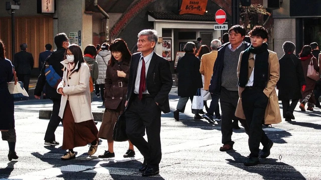 સાદગીભર્યું જીવન : જાપાનીઓની જીવનશૈલી ખુબ જ સરળ છે. સવારે વહેલા ઉઠવું, જૂતા અને ચંપલ ઉતારવા, ઘરની અંદર ખુલ્લા પગે જવું તેમજ બીજી ઘણી આદતો ભારતીય આદતોથી મળતી આવે છે. જો કે, આજના સમયમાં વ્યસ્ત શેડ્યૂલ અને બીજા ઘણા કારણોસર બંને દેશોમાં કેટલાક લોકોની જીવનશૈલીમાં બદલાવ જોવા મળ્યો છે.