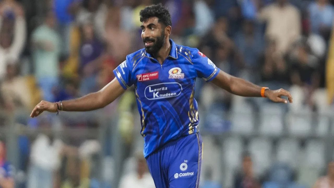 જસપ્રીત બુમરાહ લાંબા સમયથી ઈજાગ્રસ્ત હતો અને તેના વર્કલોડ પર ઘણું ધ્યાન આપવામાં આવી રહ્યું છે. તેણે IPLમાં ખૂબ જ સારું પ્રદર્શન કર્યું હતું. ટીમ ઈન્ડિયાએ ઈંગ્લેન્ડ સામે 5 મેચની ટેસ્ટ શ્રેણી રમી હતી જેમાં બુમરાહ ફક્ત ત્રણ મેચમાં ભાગ લીધો હતો. તેને એશિયા કપમાં આરામ આપી શકાય છે. (All Photo Credit : PTI / GETTY)