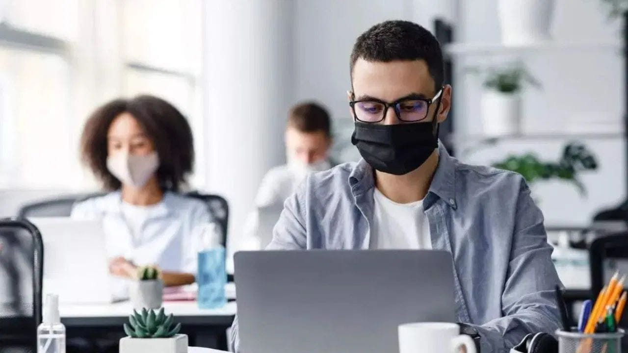 આટલું જ નહીં, ઓફિસમાં કમ્પ્યુટર, ઇન્ટરનેટ, મીટિંગ રૂમ અને ચા-કોફીની સુવિધા પણ આપવામાં આવે છે. આ નકલી નોકરીનો હેતુ ફક્ત સમય પસાર કરવાનો નથી પરંતુ પોતાને એક દિનચર્યામાં રાખવાનો છે.