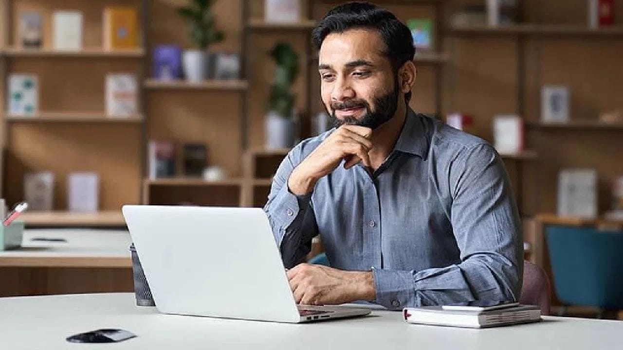 ચીનમાં નોકરી મેળવવી ખૂબ જ મુશ્કેલ બની ગઈ છે. આવી સ્થિતિમાં, લોકો ઘરે બેસી રહેવા કરતાં પૈસા ચૂકવીને ઓફિસ જવાનું પસંદ કરે છે. ચીનની સુસ્ત અર્થવ્યવસ્થા અને જોબ માર્કેટને કારણે આ વલણ વધ્યું છે. ચીનમાં કેટલાક યુવાનો અને નોકરી શોધનારાઓ પૈસા ચૂકવીને નકલી ઓફિસમાં કામ કરવાનું નાટક કરે છે.