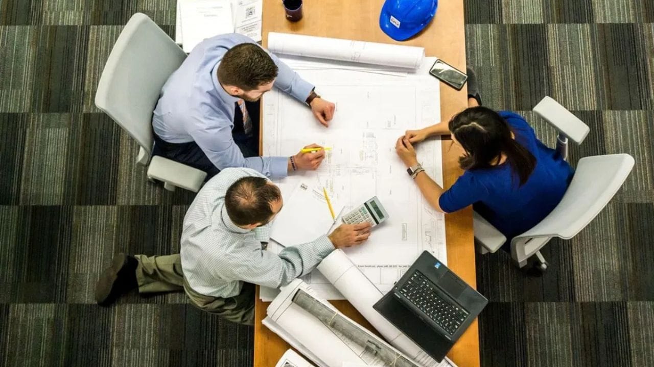 સામાન્ય રીતે એજ્યુકેશન પૂર્ણ થાય પછી લોકો નોકરી શોધવાનું શરૂ કરે છે. લોકોને આશા હોય છે કે, એજ્યુકેશન પૂર્ણ કર્યા બાદ સારા પગાર ધોરણે નોકરી મળશે. 