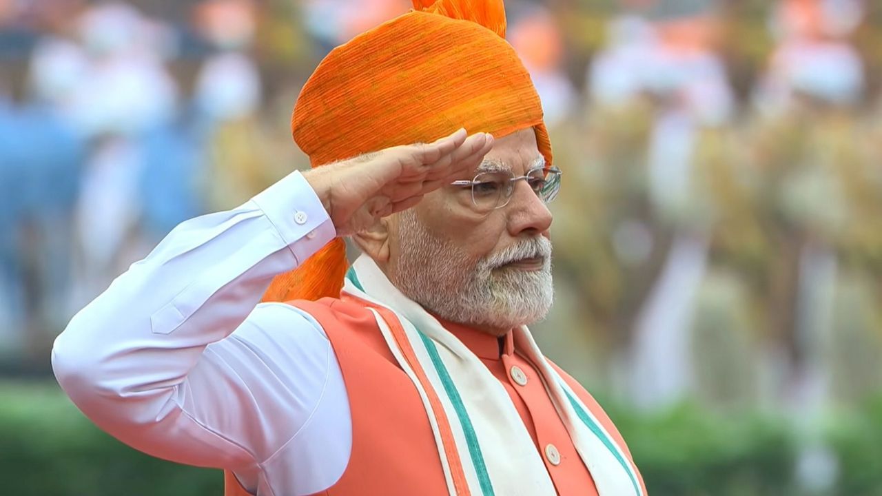 તેમણે કહ્યું કે પ્રધાનમંત્રી વિકાસ ભારત રોજગાર યોજના આજથી લાગુ કરવામાં આવી છે. ખાનગી ક્ષેત્રમાં પહેલી નોકરી મેળવનારા છોકરાઓ અને છોકરીઓને સરકાર દ્વારા 15,000 રૂપિયા આપવામાં આવશે. આ યોજના હેઠળ આગામી 2 વર્ષમાં 3.5 કરોડથી વધુ નોકરીઓ બનાવવાનું લક્ષ્ય રાખવામાં આવ્યું છે.
