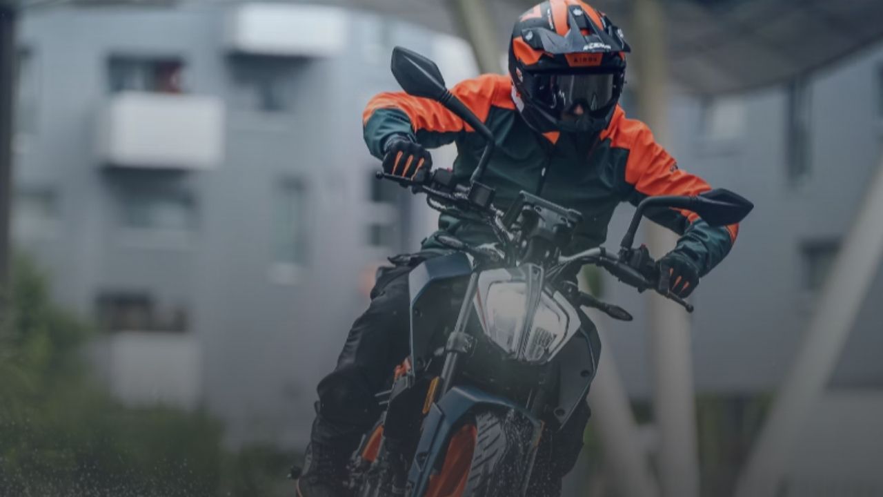 નવી 160 ડ્યુકને ભારતની સૌથી શક્તિશાળી 160cc બાઇક તરીકે વર્ણવવામાં આવી રહી છે. તેમાં 160cc લિક્વિડ-કૂલ્ડ એન્જિન છે, જે 200 ડ્યુકના પ્લેટફોર્મ પરથી લેવામાં આવ્યું છે.