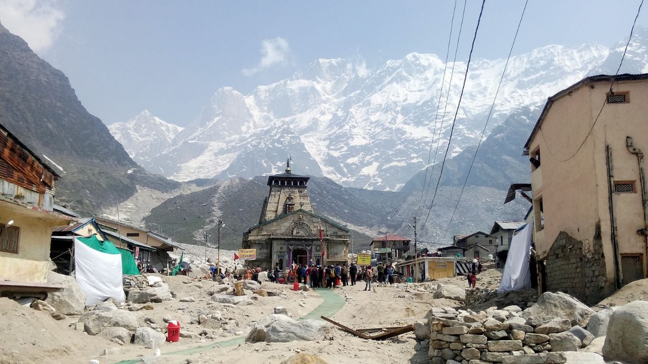 કેદારનાથ મંદિરનો મૂળ નિર્માતા કોણ હતું અને તેનું નિર્માણ ક્યારે થયું હતું તે અંગે ચોક્કસ પુરાવો ઉપલબ્ધ નથી. ‘કેદારનાથ’ શબ્દ સંસ્કૃતમાંથી આવ્યો છે, જેમાં ‘કેદાર’નો અર્થ છે જમીન અથવા ક્ષેત્ર અને ‘નાથ’નો અર્થ છે સ્વામી. એટલે તેનો અર્થ થાય છે ‘ક્ષેત્રના સ્વામી’. સ્કંદપુરાણ તેમજ કેદારખંડ જેવા ધાર્મિક ગ્રંથોમાં કેદારનાથને ભગવાન શિવના અતિ પવિત્ર સ્થાનોમાં ગણાવવામાં આવ્યું છે. (Credits: - Wikipedia)