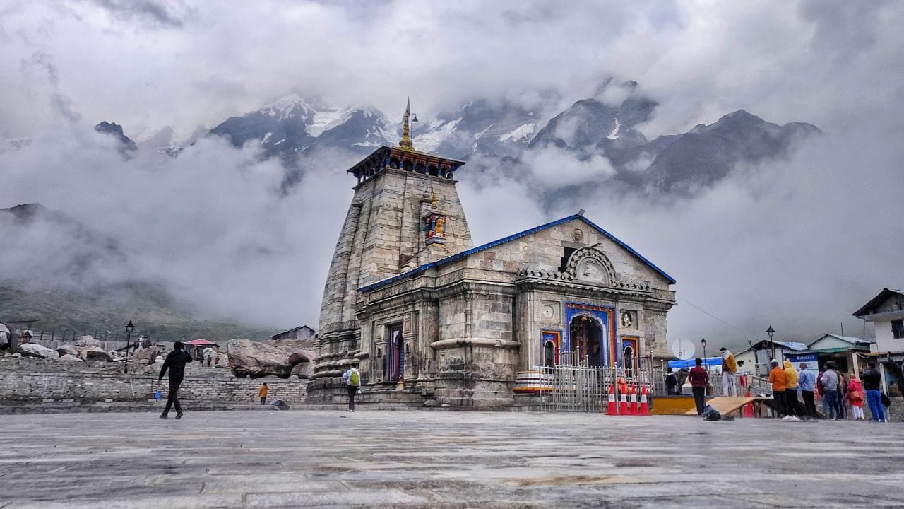 શિયાળાની ઋતુમાં ભારે હિમવર્ષાને કારણે કેદારનાથ મંદિર બંધ કરી દેવાય છે અને ભગવાન શિવની પ્રતિમા છ મહિના સુધી પૂજા માટે ઉખીમઠ ખાતે સ્થાપિત કરવામાં આવે છે. કેદારનાથને ‘કેદારખંડ’ના સ્વામી તરીકે પૂજવામાં આવે છે, જે આ પ્રદેશનું પ્રાચીન નામ માનવામાં આવે છે. (Credits: - Canva)