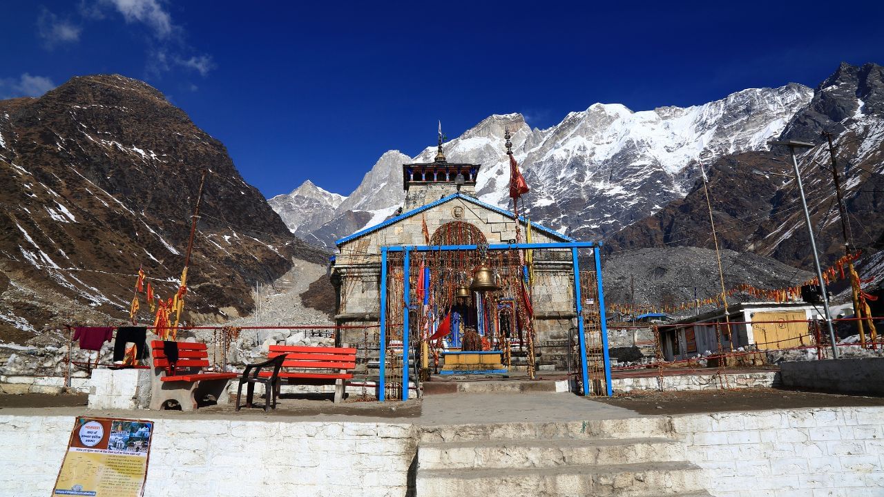 હિન્દુ પરંપરાગત માન્યતાઓ અનુસાર, કેદારનાથ મંદિરની સ્થાપના પાંડવોએ કરી હતી અને તેને ભગવાન શિવના બાર જ્યોતિર્લિંગોમાં વિશેષ સ્થાન પ્રાપ્ત છે. કહેવામાં આવે છે કે પાંડવોએ અહીં તપસ્યા કરીને મહાદેવને પ્રસન્ન કર્યા હતા.ઉત્તરાખંડના હિમાલયમાં આવેલું આ મંદિર ‘છોટા ચાર ધામ’ યાત્રાના મુખ્ય તીર્થોમાં સામેલ છે. તે પંચ કેદાર યાત્રામાં પ્રથમ સ્થાન ધરાવે છે અને બાર જ્યોતિર્લિંગોમાં સૌથી ઊંચાઈ પર વસેલું છે.  ( Credits: Getty Images )