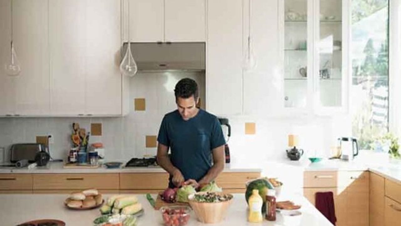 ઘરમાં સુખ સમૃદ્ધિ મેળવવા માટે રસોડામાં એક ચપટી હળદર રાખવી જોઈએ. રસોડામાં ગોળ અને ધાણા એકસાથે રાખવા શુભ માનવામાં આવે છે.