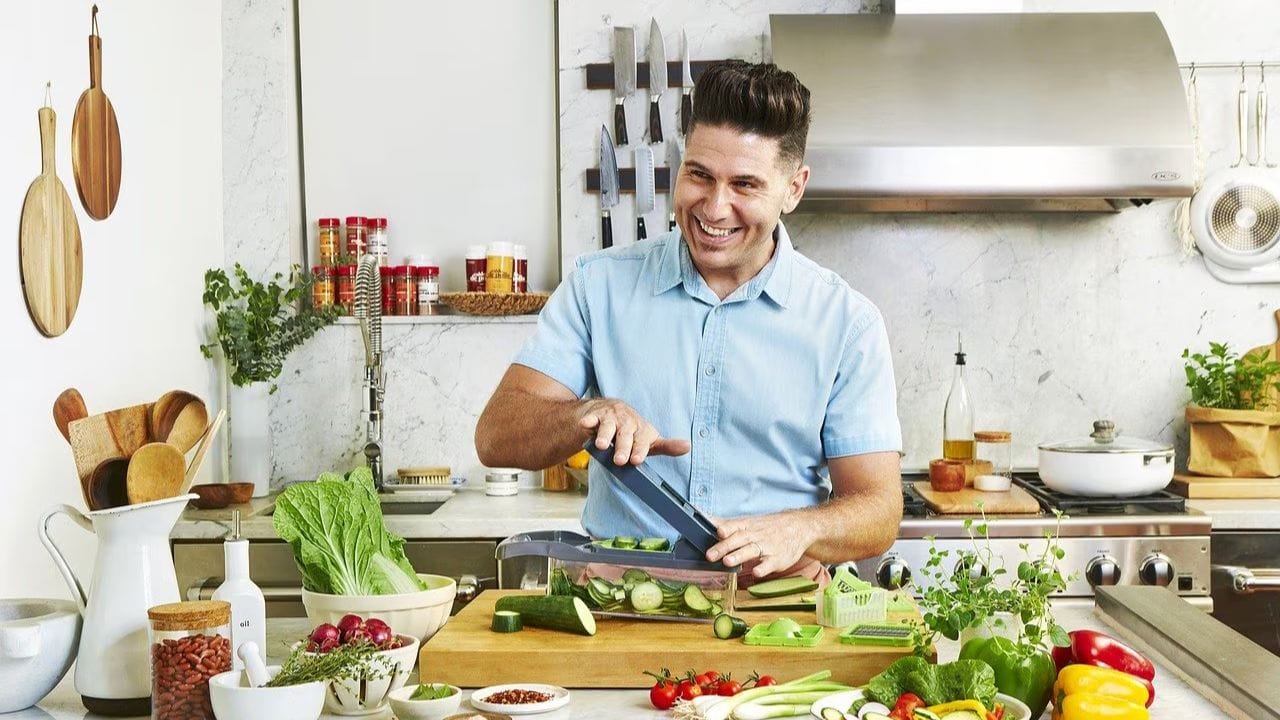 રસોડામાં લીલા પાંદડાવાળા શાકભાજી રાખવાથી સમૃદ્ધિનું પ્રતીક છે.