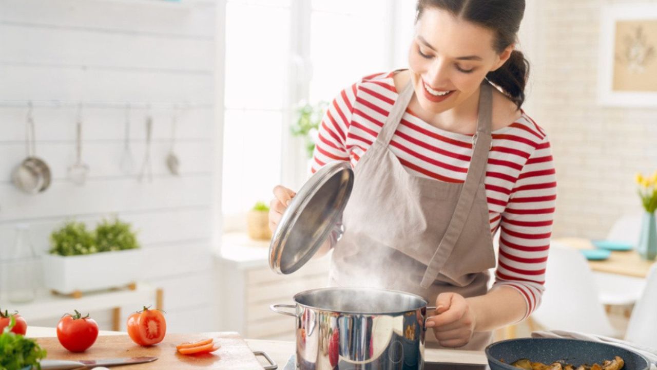 રસોડાની દક્ષિણ-પૂર્વ દિશામાં લાલ કપડું રાખવું શુભ માનવામાં આવે છે.