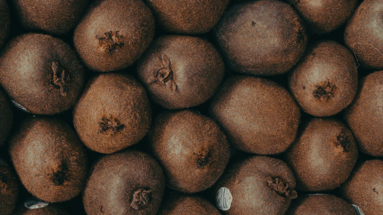 કીવીમાં પોટેશિયમ અને ફાઇબરની સારી માત્રા હોય છે, જે હૃદયના સ્વાસ્થ્ય માટે ફાયદાકારક છે. પોટેશિયમ બ્લડ પ્રેશરને નિયંત્રિત કરવામાં મદદ કરે છે, જે હૃદયના રોગોનું જોખમ ઘટાડે છે. આ ઉપરાંત, કીવીમાં હાજર એન્ટીઑકિસડન્ટ કોલેસ્ટ્રોલનું સ્તર ઘટાડવામાં પણ મદદરૂપ થાય છે.