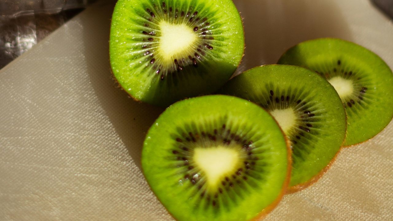 કીવીમાં વિટામિન-સી અને વિટામિન-ઇ જેવા એન્ટીઑકિસડન્ટ હોય છે, જે ત્વચા માટે ખૂબ ફાયદાકારક છે. આ તત્વો ત્વચાને સુધારવામાં, કરચલીઓ ઘટાડવામાં અને ત્વચાની સ્થિતિસ્થાપકતા જાળવવામાં મદદ કરે છે. કીવી ખાવાથી ત્વચામાં ભેજ જાળવવામાં મદદ મળે છે અને વૃદ્ધત્વના સંકેતો ધીમા પડે છે.