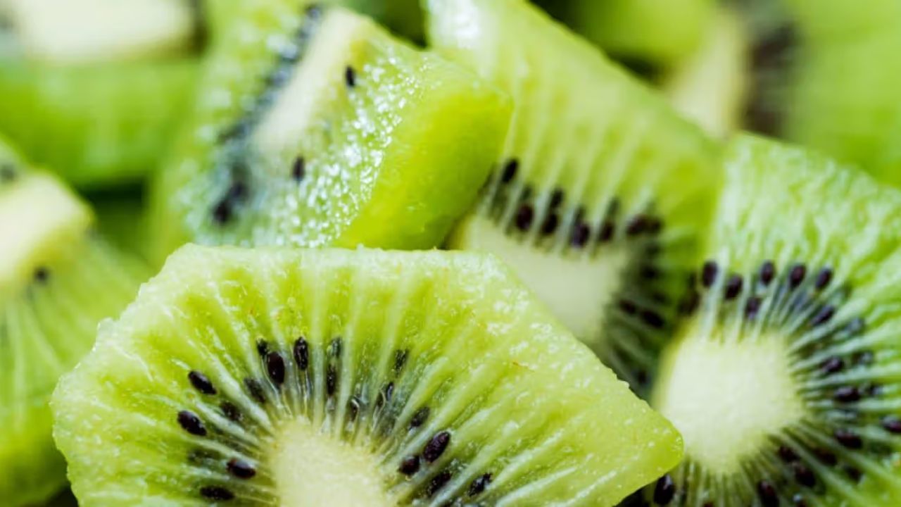 કીવીમાં સેરોટોનિન જોવા મળે છે, જે ઊંઘની ગુણવત્તા સુધારવામાં મદદ કરે છે. દરરોજ સૂતા પહેલા કીવી ખાવાથી સારી ઊંઘ આવે છે અને અનિદ્રાની સમસ્યા દૂર થાય છે.