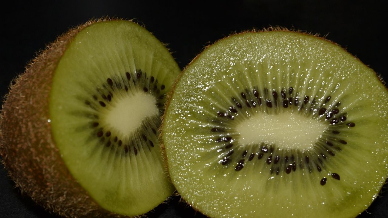 કીવીમાં લ્યુટીન અને ઝેક્સાન્થિન જેવા એન્ટીઑકિસડન્ટ હોય છે, જે આંખો માટે ફાયદાકારક છે. આ તત્વો આંખોને મોતિયા અને ઉંમર સંબંધિત આંખોની સમસ્યાઓથી બચાવવામાં મદદ કરે છે.