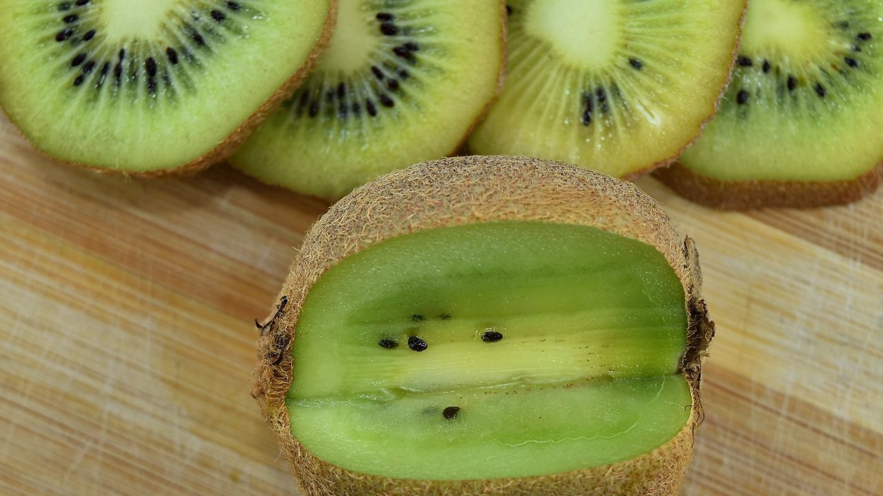 કીવીમાં કેલરી ઓછી હોય છે અને ફાઇબર વધુ હોય છે, જે વજન ઘટાડવામાં મદદ કરે છે. તે લાંબા સમય સુધી પેટ ભરેલું લાગે છે અને બિનઆરોગ્યપ્રદ નાસ્તા ખાવાની ઇચ્છા ઘટાડે છે. (નોંધ: આ લેખમાં આપેલા મુદ્દાઓ પ્રાથમિક માહિતીઓને આધારે તૈયાર કરવામાં આવ્યા છે. આરોગ્યને લાગતાં કોઈ પણ પ્રયોગ કે નિર્ણય લેતા પહેલા અનુભવી તબીબ અથવા જે તે વિષયના નિષ્ણાંતની સલાહ લેવી હિતાવહ છે.)