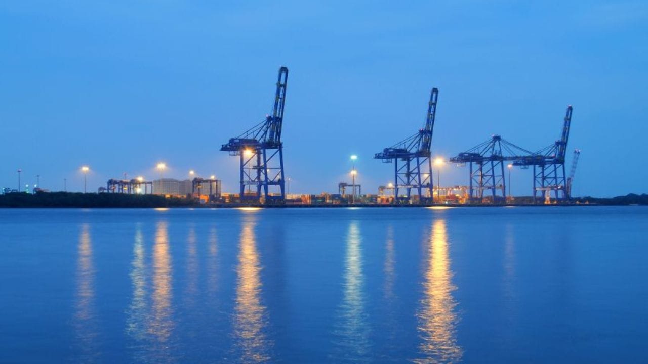 14મી સદીમાં, કોચી ભારતના પશ્ચિમ કિનારે એક મહત્વપૂર્ણ મસાલા વેપાર કેન્દ્ર બન્યું. અરબી વેપારીઓ અહીંથી મસાલા, મોતી અને કપાસ લઈ જતા. કોચીનું સ્થાન કુદરતી બંદર તરીકે અત્યંત અનુકૂળ હોવાથી તે ઝડપથી આંતરરાષ્ટ્રીય વેપારનું કેન્દ્ર બન્યું. (Credits: - Wikipedia)