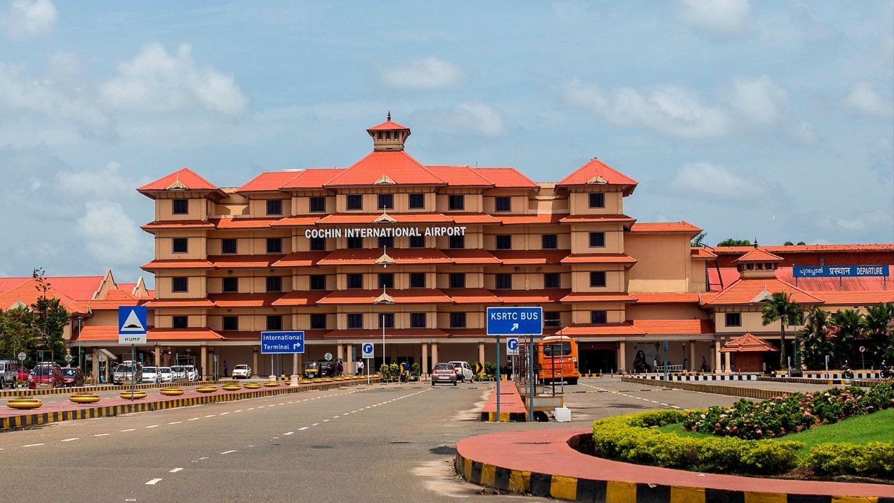 1503માં પોર્ટુગીઝોએ કોચી પર કબજો કર્યો. આ રીતે કોચી ભારતનું પ્રથમ યુરોપિયન વસાહતી શહેર બન્યું.પોર્ટુગીઝોએ અહીં કિલ્લાઓ, ચર્ચો અને વેપાર ગોડાઉન બાંધ્યાં. 1530 સુધી કોચી પોર્ટુગીઝ ભારતની રાજધાની રહ્યું, પછી ગોવા પસંદ થયું.બાદમાં, કોચી ડચોના હાથમાં આવ્યું, જેમણે અહીં તેમના વહીવટ અને વેપારનું નેટવર્ક મજબૂત બનાવ્યું.18મી સદીમાં, બ્રિટિશોએ કોચીને કબજે કર્યું અને તેને તેમના વસાહતી સામ્રાજ્યમાં સામેલ કર્યું. (Credits: - Wikipedia)