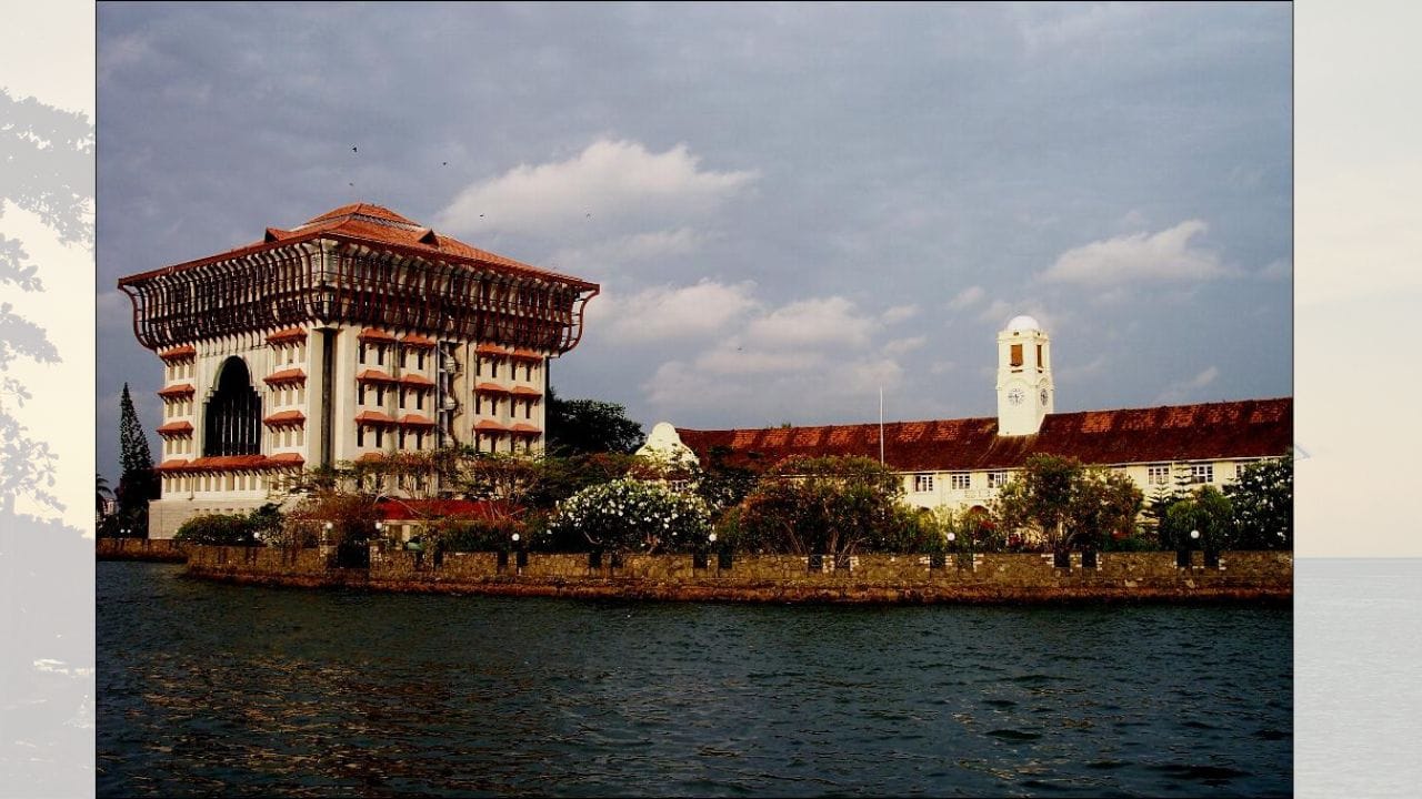 કોચી આજે પરંપરા અને આધુનિકતાનું અનોખું મિશ્રણ છે. અહીં ચાઇનીઝ ફિશિંગ નેટ્સ, યુરોપિયન ઐતિહાસિક ઈમારતો, અરબી મસ્જિદો અને આધુનિક ઇન્ફ્રાસ્ટ્રક્ચર એકસાથે જોવા મળે છે.પ્રવાસન, વેપાર અને આંતરરાષ્ટ્રીય સંબંધોમાં કોચી આજે પણ એક મહત્વપૂર્ણ કેન્દ્ર છે. કેરળમાં સૌથી વધુ સ્થાનિક અને આંતરરાષ્ટ્રીય પ્રવાસીઓને આકર્ષતું કોચી આજે પ્રવાસનનું મુખ્ય હબ છે. (Credits: - Wikipedia)