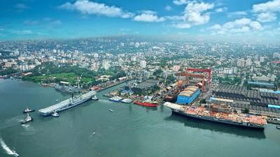 કોચી શહેરનું પ્રાચીન નામ કોચીન (Cochin) હતું. પોર્ટુગીઝ, ડચ અને બ્રિટિશોએ આ નામનો વ્યાપક ઉપયોગ કર્યો. “કોચીન” શબ્દ વિશે અનેક માન્યતાઓ છે.કેટલાક ઈતિહાસકારોના મતે, તે મલયાલમ શબ્દ "કોચુ અઝી" પરથી આવેલું છે, જેનો અર્થ “નાનું લેગૂન” અથવા “નાનું બંદર” થાય છે.અન્ય માન્યતા મુજબ, ચાઇનિઝ વેપારીઓએ તેને “કોચી” કહેવાનું શરૂ કર્યું, કેમ કે તે ચીન સાથેના વેપાર માટે મહત્વપૂર્ણ બંદર હતું. (Credits: - Wikipedia)