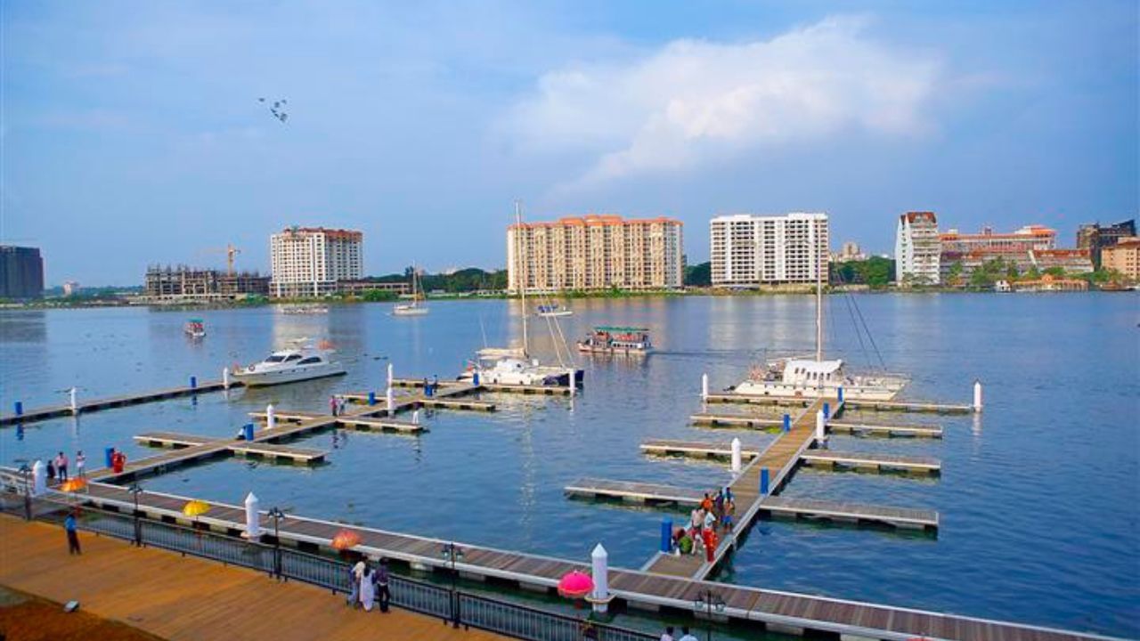 પોર્ટુગીઝોએ અહીં આવ્યા બાદ “કોચીન” નામને પ્રચલિત કર્યું, જે પછી ડચ અને બ્રિટિશ શાસન દરમિયાન પણ વપરાતું રહ્યું.સ્વતંત્ર ભારત પછી તેને સત્તાવાર રીતે “કોચી (Kochi)” તરીકે ઓળખવામાં આવ્યું. (Credits: - Wikipedia)