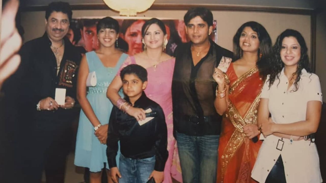 કુનિકા છેલ્લા 20 વર્ષથી એઇડ્સ જાગૃતિ અભિયાન જેવી સામાજિક પ્રવૃત્તિઓમાં સક્રિયપણે સામેલ છે. હાલમાં કુનિકા સદાનંદ બિગ બોસ 19ની સૌથી મોટી ઉંમરની સ્પર્ધક છે.