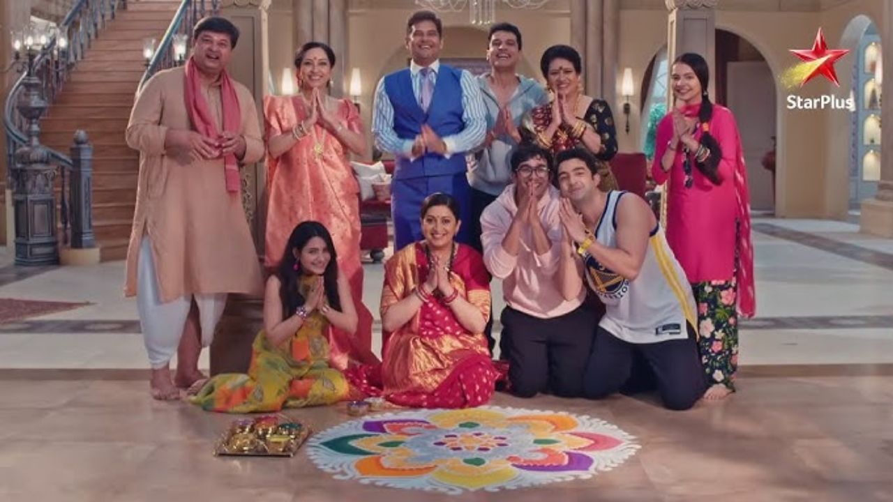 'ક્યુંકી સાસ ભી કભી બહુ થી' ની સીઝન 2 એ થોડા જ દિવસોમાં ધૂમ મચાવી દીધી છે. શોના ટ્વિસ્ટ અને ટર્ન અને તેની સાથે નવા કલાકોરોને ખૂબ પસંદ કરવામાં આવી રહી છે. તે જ સમયે, મિહિર-તુલસીની જોડીને પણ ફરી એકવાર પ્રેમ મળી રહ્યો છે. પરંતુ સૌથી વધુ ચર્ચા તેમની ઓનસ્ક્રીન પુત્રીની છે. તુલસીની ઓન સ્ક્રીન પુત્રી સુંદરતા અને ગ્લેમરમાં ઘણી આગળ છે. પરંતુ તે પહેલાં, ચાલો તમને તુલસી એટલે કે સ્મૃતિ ઈરાનીની અસલી પુત્રી વિશે જણાવીએ.