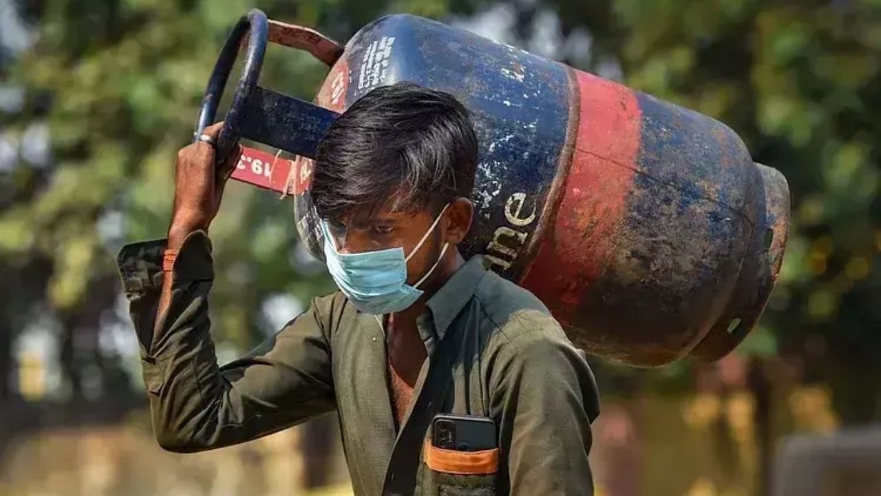 હાલમાં ઘરેલુ ઉપયોગ ભારતના કુલ LPG વપરાશનો લગભગ 90% હિસ્સો ધરાવે છે. બાકી 10% વાણિજ્યિક, ઔદ્યોગિક અને ઓટોમોટિવ ક્ષેત્રો દ્વારા વપરાય છે. ઘરેલુ LPGના ભાવ ક્રૂડ ઓઇલના આંતરરાષ્ટ્રીય ભાવ સાથે સીધા સંકળાયેલા છે. મે 2025માં ભારતના ક્રૂડ ઓઇલ બાસ્કેટનો સરેરાશ ભાવ પ્રતિ બેરલ $64.5 હતો, જે છેલ્લા ત્રણ વર્ષમાં સૌથી ઓછો હતો. ઓઇલ માર્કેટિંગ કંપનીઓ માટે આ ઘટાડો ભવિષ્યમાં LPG સંબંધિત નુકસાનોમાં આશરે 45% સુધી રાહત લાવી શકે છે. આ રીતે, કોમર્શિયલ LPGના ભાવમાં થયેલા ઘટાડાનો સીધો લાભ નાના અને મધ્યમ વ્યવસાયો સુધી પહોંચશે, જ્યારે ઘરેલુ ઉપયોગકર્તાઓ માટે ભાવ સ્થિર રહેવાનું યથાવત રહેશે.
