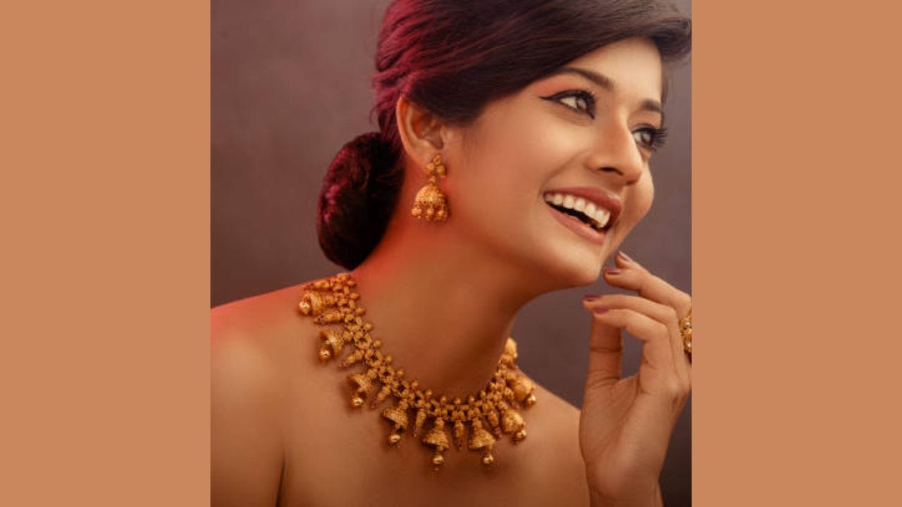 કસ્ટમ અધિકારીએ કહ્યું કે, ભૂતકાળમાં એવા ઘણા કિસ્સાઓ બન્યા છે. જેમાં કેટલાક મુસાફરો આર્ટિફિશિયલ ઘરેણાં પહેરીને વિદેશ ગયા હતા અને ત્યાંથી અસલી ઘરેણાં પહેરીને પાછા ફર્યા હતા. આવી શક્યતાઓને કારણે મુસાફરોના અંગત ઘરેણાં પણ તપાસના દાયરામાં આવે છે. જો તમે આ પ્રક્રિયાને અનુસરો છો તો તમે કોઈપણ પ્રકારની મુશ્કેલીથી બચી શકો છો.