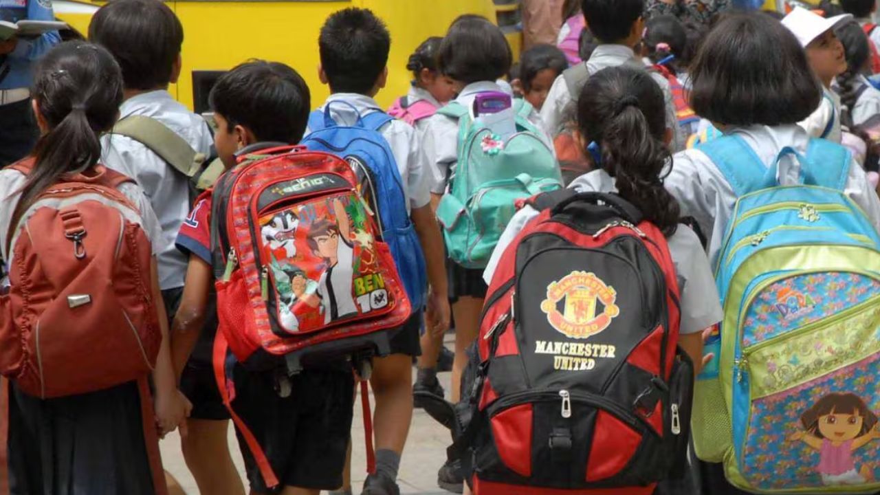 સ્કૂલ અને માતા-પિતાની જવાબદારી: સ્કૂલની જવાબદારી એ છે કે પાઠ્યપુસ્તકોનું વજન ઘટાડવું, ડે-ટાઈમ સ્ટોરેજ લોકર આપવું અને સમયપત્રક એવી રીતે બનાવવું કે દરરોજ ઓછા પુસ્તકો લાવવા પડે. માતા-પિતાની ફરજ એ બને છે કે બાળકોના બેગનું રોજ ચકાસવું, જરૂરી ન હોય તે વસ્તુઓ કાઢી નાખવી અને બેગમાં પાણીની બોટલ કે અન્ય વસ્તુઓ હળવી રાખવી.